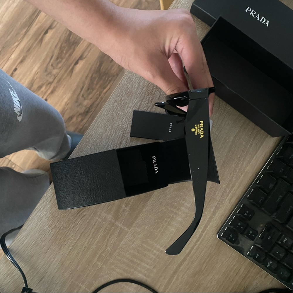 Prada sunglasses - Picture 7 of 8